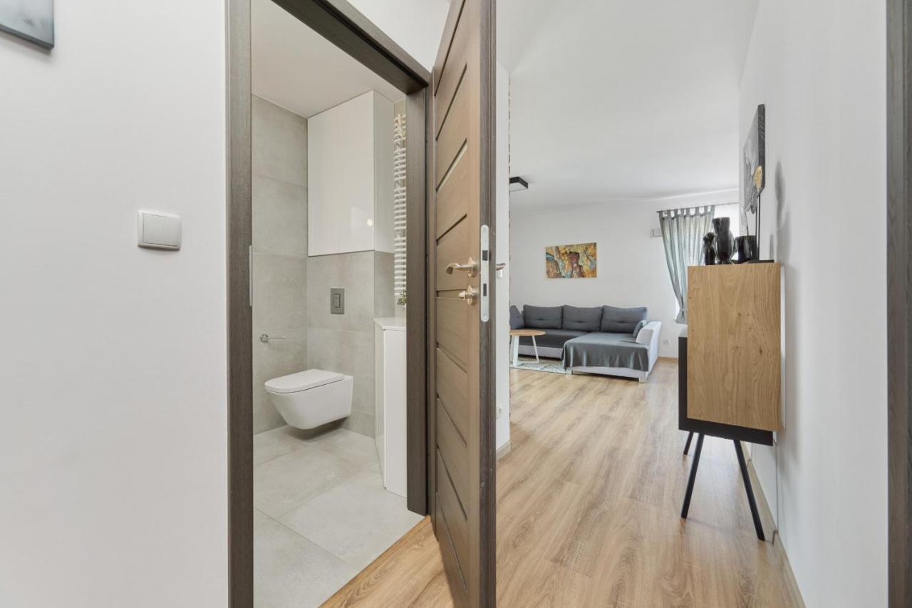 Spacious With Balcony Near The Slavic Hill By Renters Prestige * Wroclaw