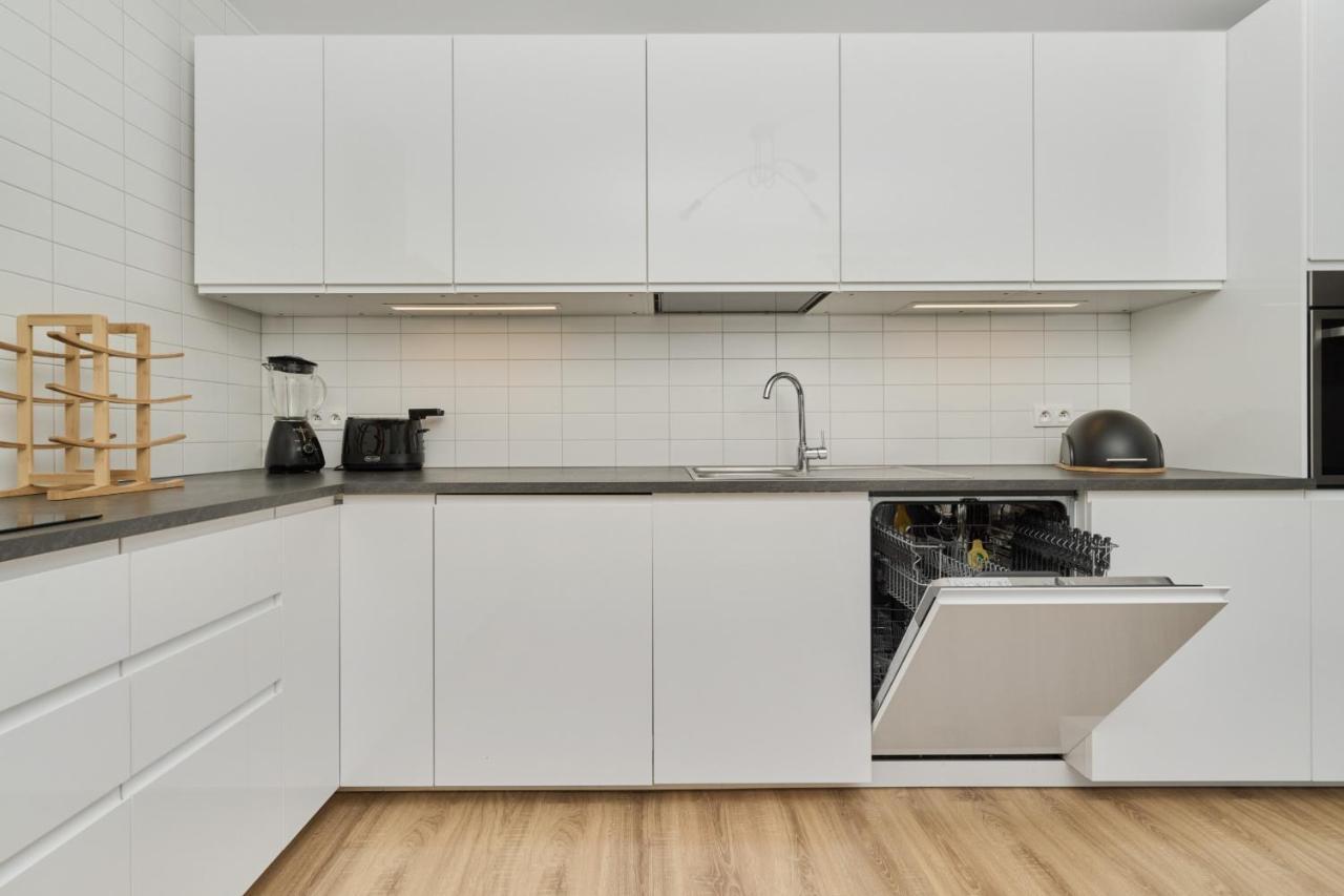 Spacious With Balcony Near The Slavic Hill By Renters Prestige Apartment *