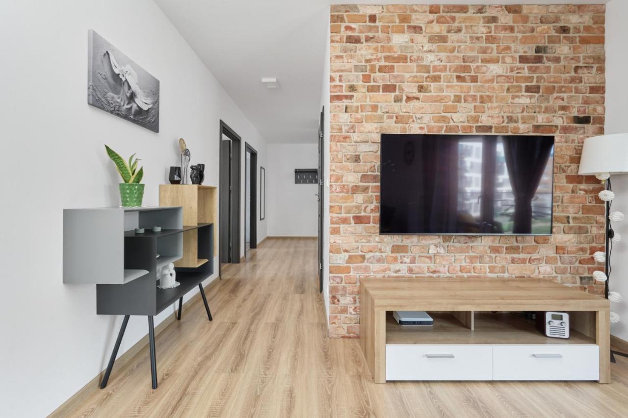Spacious With Balcony Near The Slavic Hill By Renters Prestige *